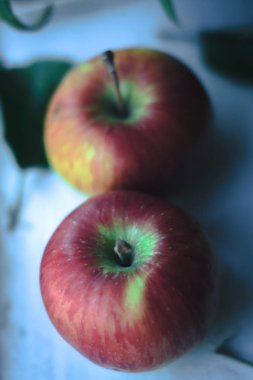 Beyaz ahşap arka planda taze elmalar.