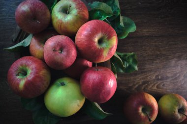 Ahşap arka plan üzerinde taze olgun elma. Sonbahar natürmort.