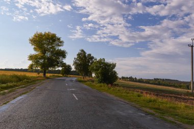 Gün batımında şehir dışında akşam peyzaj.