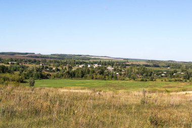 Şehir dışında güneşli bir sonbahar manzara.