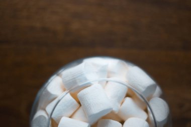 Ahşap arka plan üzerinde bir cam kasede hatmi.