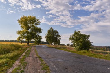 Gün batımında şehir dışında akşam peyzaj.