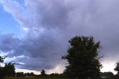 Akşam fırtına bulutları köyü peyzaj üzerinde.