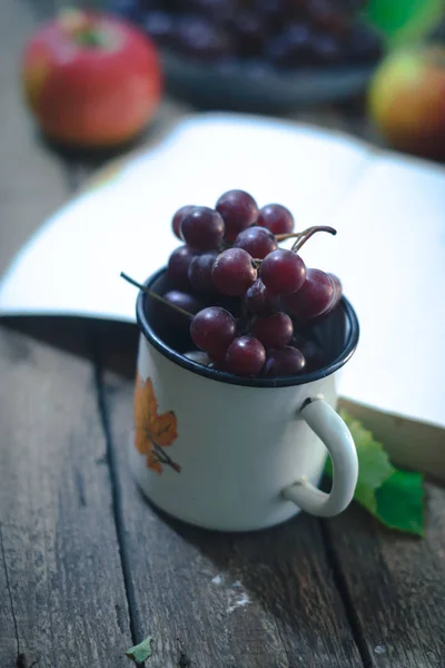 Um monte de uvas numa caneca branca . — Fotografia de Stock