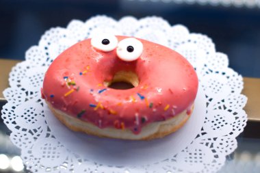 Bir kavel penceresinde tatlılar.