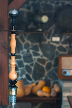 Bulanık bir arka plan ile bir yaz terasında nargile.