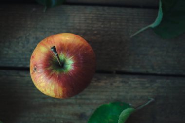 Eski ahşap masa taze elma.