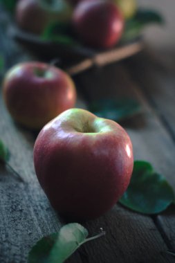 Ahşap arka plan üzerinde taze olgun elma. Sonbahar natürmort.