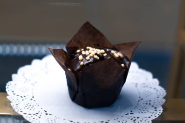 Bir kavel penceresinde tatlılar.