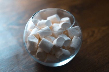 Ahşap arka plan üzerinde bir cam kasede hatmi.