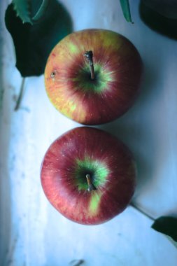 Beyaz ahşap arka planda taze elmalar.