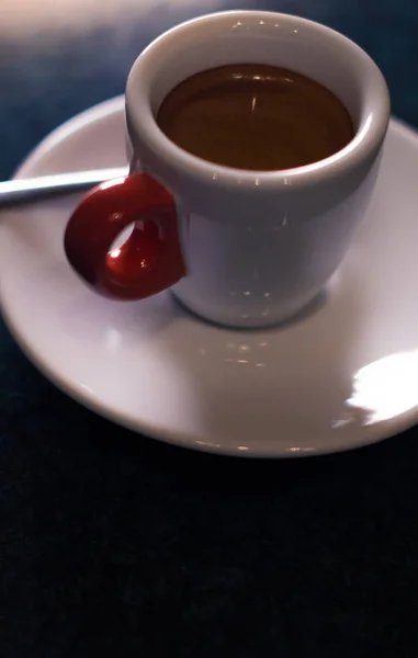 Uma xícara de café é americana em um fundo escuro . — Fotografia de Stock