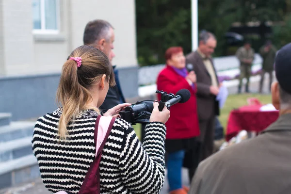 En flicka med en videokamera skjuter video för protestaktioner. — Stockfoto