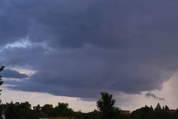 Evening storm clouds over the village landscape. — Stock Photo, Image