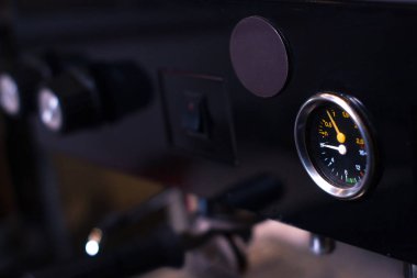 Kahve makinesi kahve bulanık bir arka plan üzerinde.