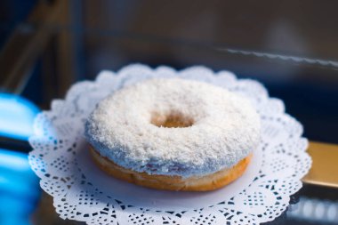 Bir kavel penceresinde tatlılar.