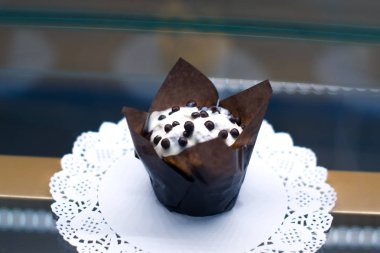 Bir kavel penceresinde tatlılar.