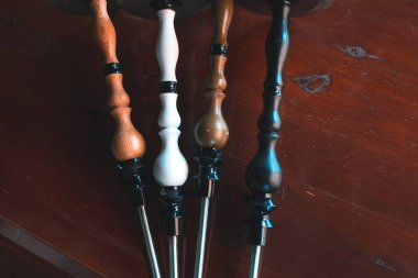 Sonbahar öğleden sonra ahşap arka plan üzerinde nargile.