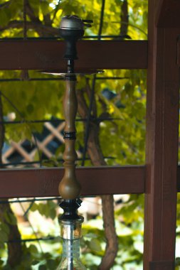 Bulanık bir arka plan ile bir yaz terasında nargile.