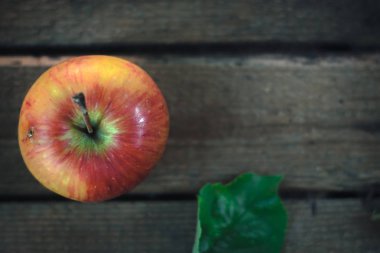 Eski ahşap masa taze elma.