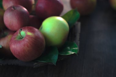 Ahşap arka plan üzerinde taze olgun elma. Sonbahar natürmort.