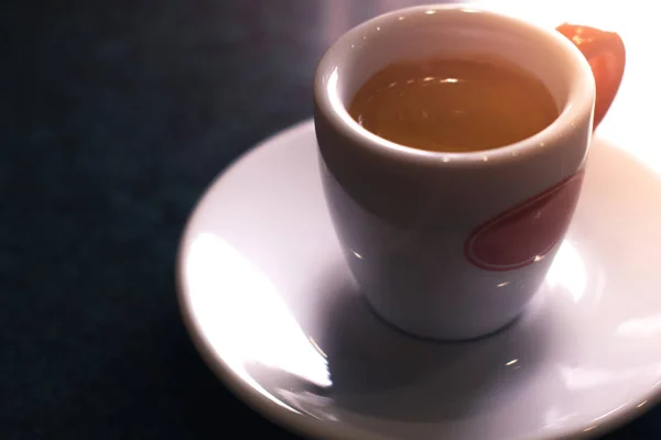 Ένα φλιτζάνι καφέ είναι americano σε σκούρο φόντο. — Φωτογραφία Αρχείου