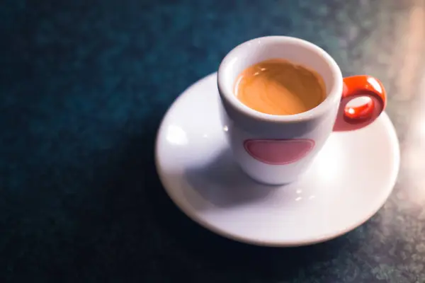 Uma xícara de café é americana em um fundo escuro . — Fotografia de Stock