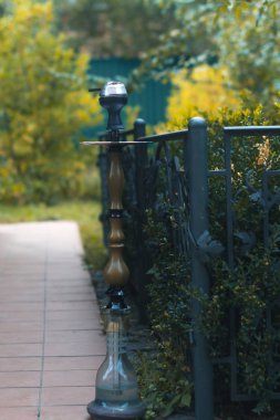 Nargile doğa ile arka plan bulanık bir yolda.