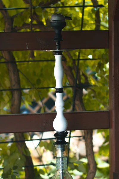 Hookah en una terraza de verano con un fondo borroso . — Foto de Stock