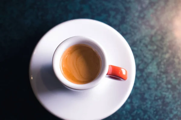 Uma xícara de café é americana em um fundo escuro . — Fotografia de Stock