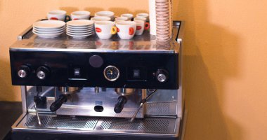 Kahve makinesi kahve bulanık bir arka plan üzerinde.