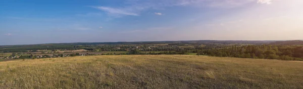 Podzimní krajina za slunečného dne mimo město. — Stock fotografie