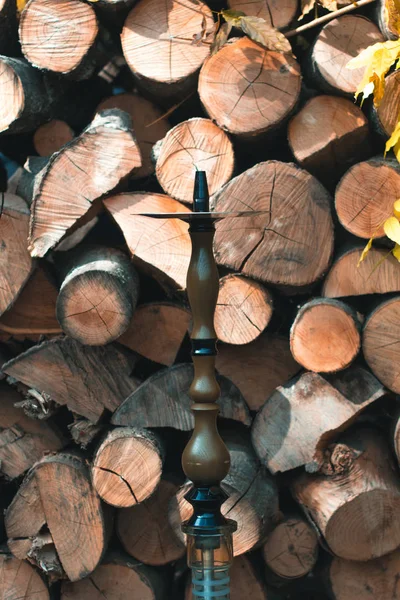 Vattenpipa på en trä bakgrund i höst eftermiddagen. — Stockfoto