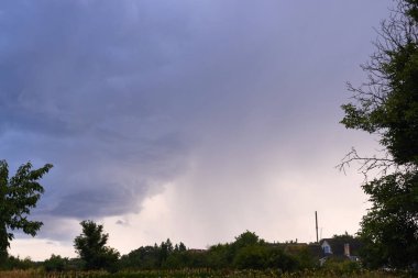 Akşam fırtına bulutları köyü peyzaj üzerinde.