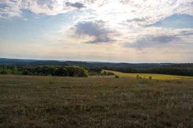 Şehir dışında güneşli bir sonbahar manzara.