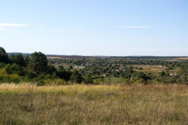 Şehir dışında güneşli bir sonbahar manzara.