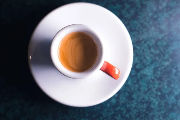 Uma xícara de café é americana em um fundo escuro . — Fotografia de Stock