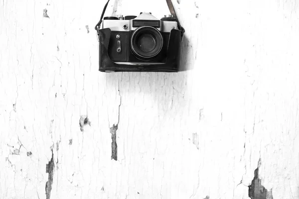 Old film camera on a wooden white background. — Stock Photo, Image