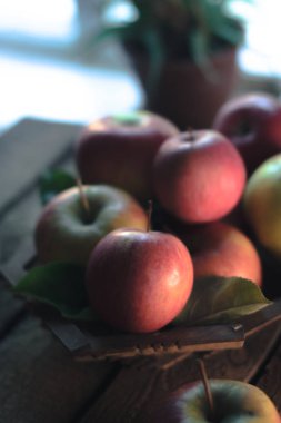 Ahşap arka plan üzerinde taze olgun elma. Sonbahar natürmort.
