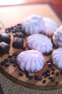 Hatmi ve ahşap arka plan natürmort diğer tatlılar.