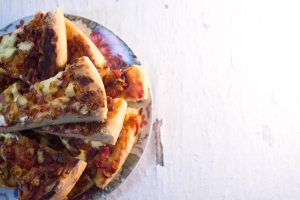 Zelfgemaakte pizza op een witte houten achtergrond. — Stockfoto