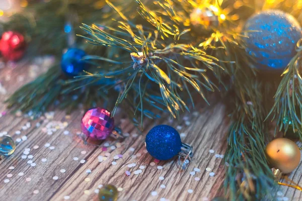 Ozdoby świąteczne na tle drewnianych z choinki. — Zdjęcie stockowe