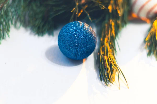 Weihnachtsschmuck auf einem Tannenzweig auf weißem Hintergrund. — Stockfoto