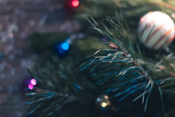 Weihnachtsschmuck auf einem hölzernen Hintergrund mit Weihnachtsbäumen. — Stockfoto