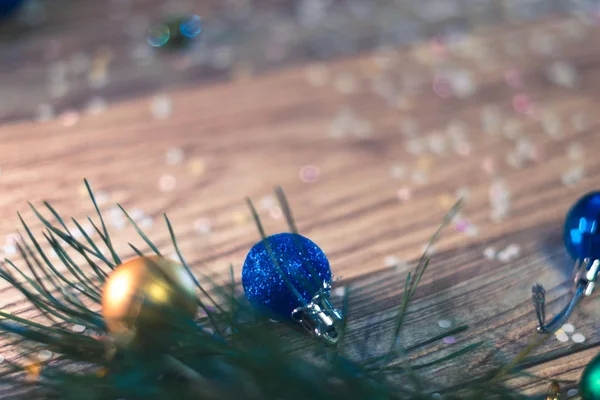 Weihnachtsschmuck auf einem hölzernen Hintergrund mit Weihnachtsbäumen. — Stockfoto