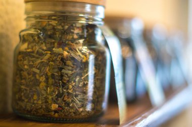 Bir kafede arka plan bulanık cam kavanozda çay makinası.