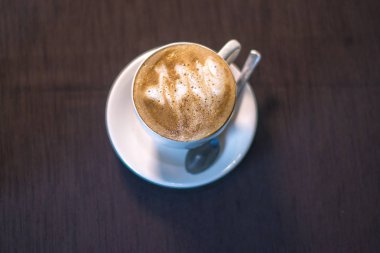 Bir fincan kahve bir kafede bir resim ile.