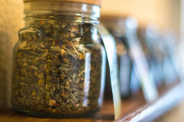 Bir kafede arka plan bulanık cam kavanozda çay makinası.