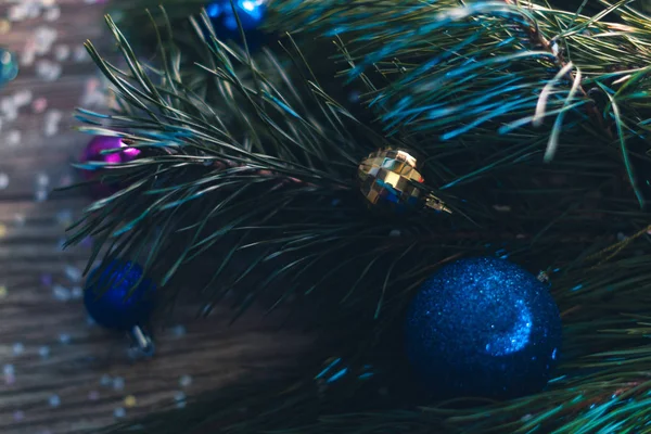 Weihnachtsschmuck auf einem hölzernen Hintergrund mit Weihnachtsbäumen. — Stockfoto