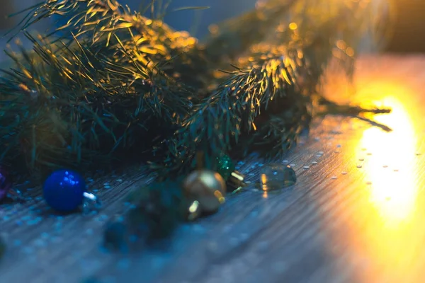 Ozdoby świąteczne na tle drewnianych z choinki. — Zdjęcie stockowe